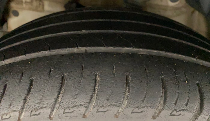 2019 Mahindra XUV300 W8 (O) 1.5 DIESEL, Diesel, Manual, 64,772 km, Left Front Tyre Tread