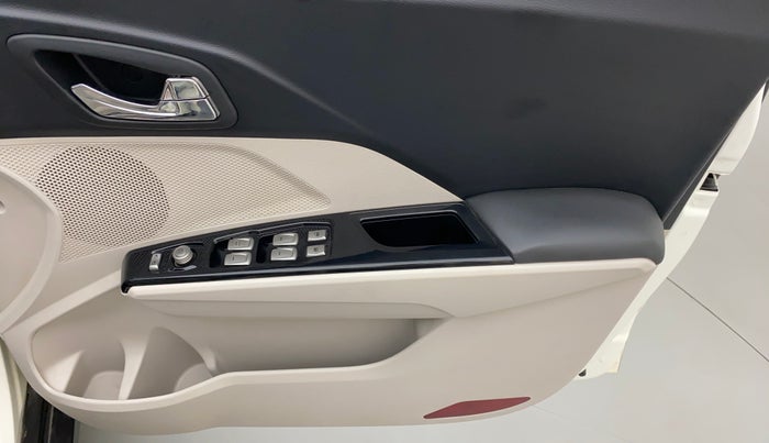 2019 Mahindra XUV300 W8 (O) 1.5 DIESEL, Diesel, Manual, 64,772 km, Driver Side Door Panels Control