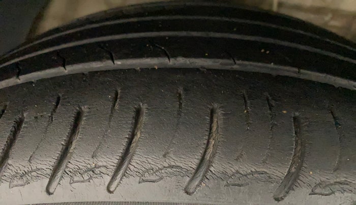 2019 Mahindra XUV300 W8 (O) 1.5 DIESEL, Diesel, Manual, 64,772 km, Right Front Tyre Tread