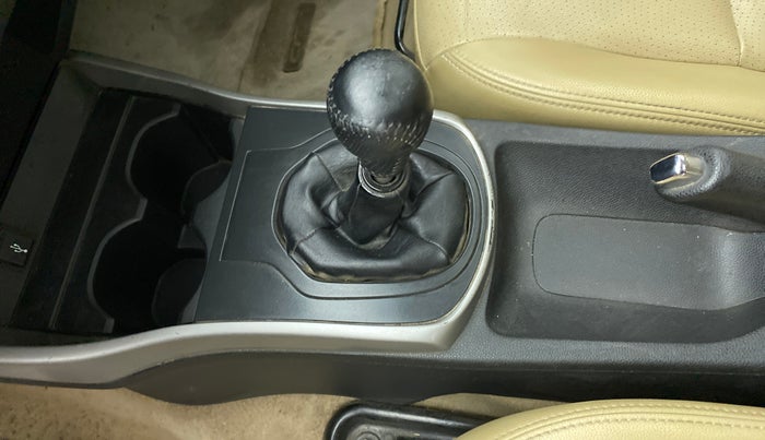 2017 Honda City 1.5L I-DTEC ZX, Diesel, Manual, 1,07,648 km, Gear lever - Knob cover torn