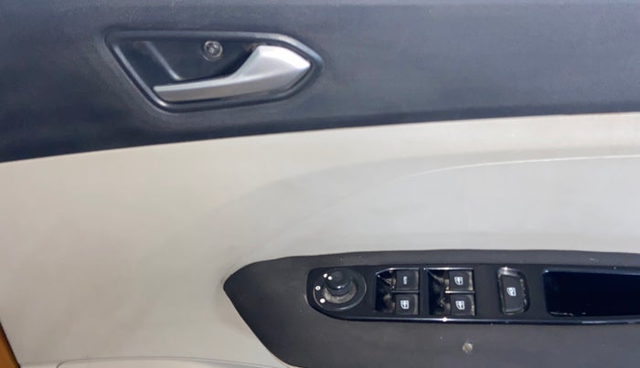 2019 Renault TRIBER RXZ, Petrol, Manual, 33,982 km, Driver Side Door Panels Control