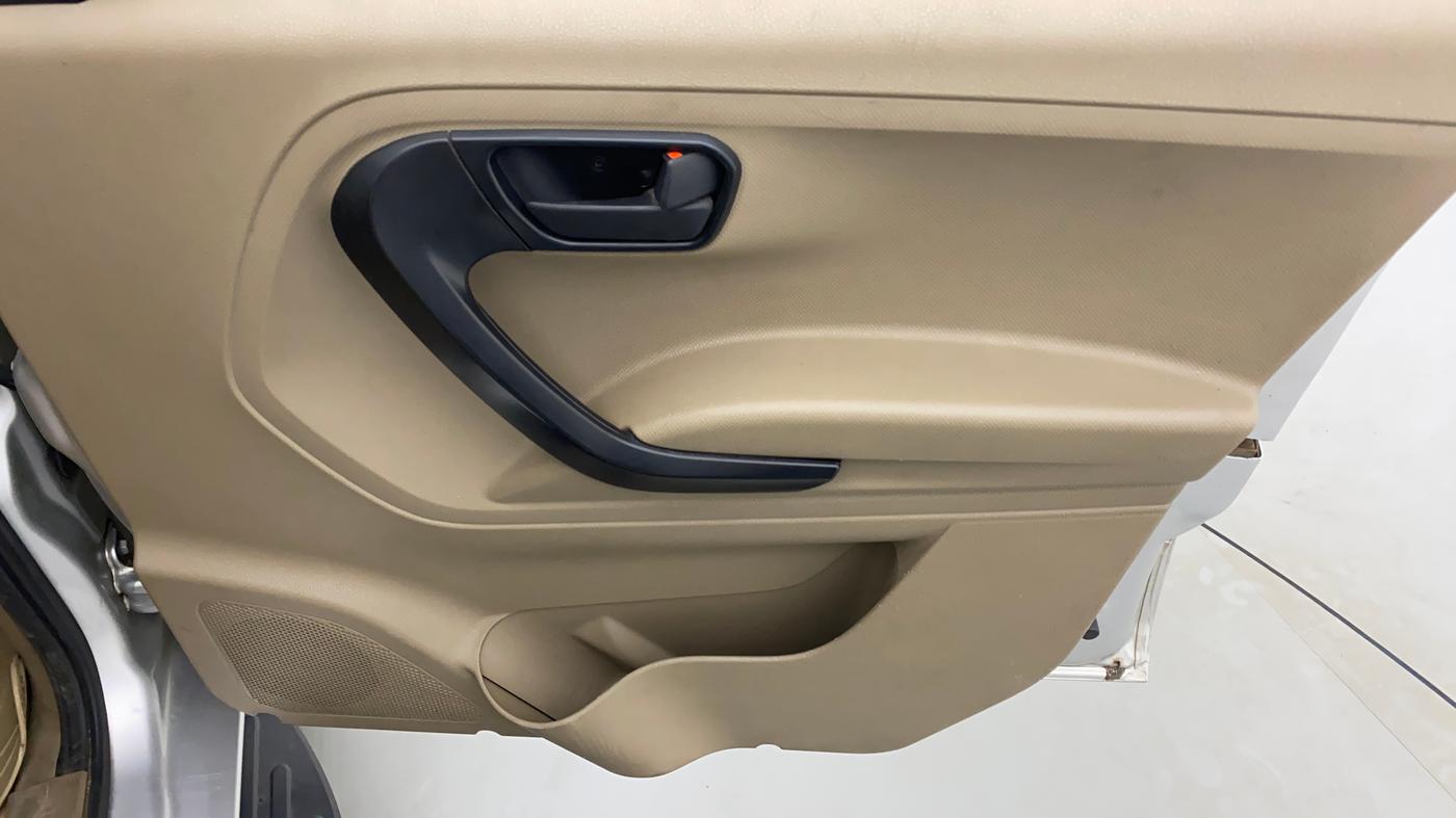 2015 Mahindra TUV300 T6 PLUS AMT, Diesel, Automatic, 42,086 km, Driver Side Door Panels Control