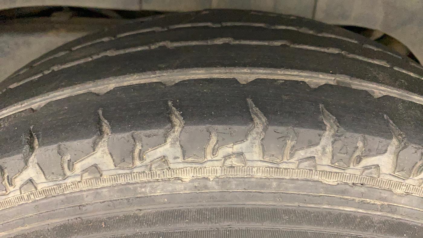 2015 Mahindra TUV300 T6 PLUS AMT, Diesel, Automatic, 42,086 km, Left Rear Tyre Tread