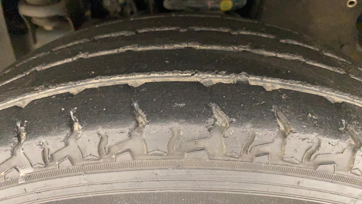 2015 Mahindra TUV300 T6 PLUS AMT, Diesel, Automatic, 42,086 km, Left Front Tyre Tread