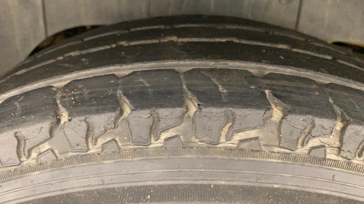 2015 Mahindra TUV300 T6 PLUS AMT, Diesel, Automatic, 42,086 km, Right Rear Tyre Tread