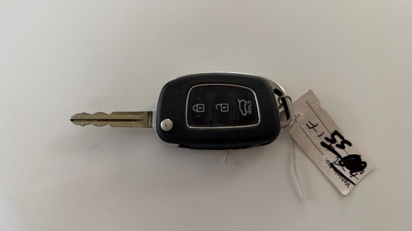 2020 Hyundai VENUE S 1.2, Petrol, Manual, 35,837 km, Key Close Up
