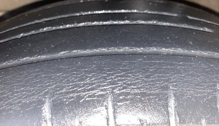 2014 Maruti Wagon R 1.0 VXI, Petrol, Manual, 70,435 km, Left Front Tyre Tread