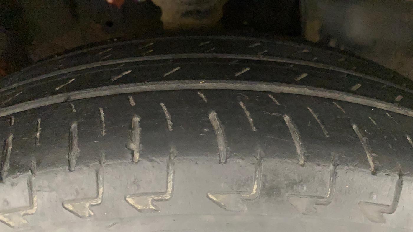 2018 Maruti IGNIS ALPHA 1.2 AMT DUAL TONE, Petrol, Automatic, 77,285 km, Right Front Tyre Tread