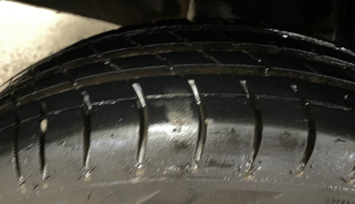 2016 Renault Kwid RXL, Petrol, Manual, 66,721 km, Right Rear Tyre Tread