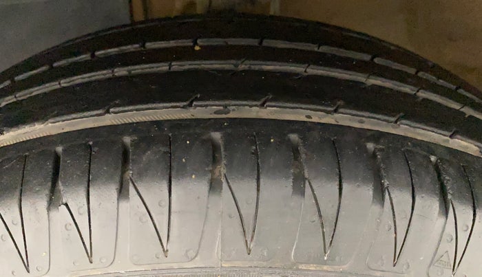 2016 Mahindra Kuv100 K8 6 STR, Petrol, Manual, 33,612 km, Left Front Tyre Tread