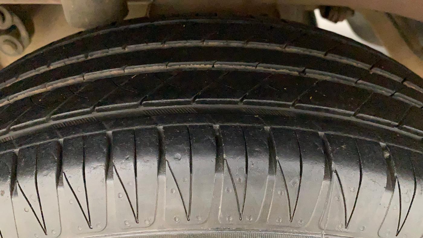 2016 Mahindra Kuv100 K8 6 STR, Petrol, Manual, 33,612 km, Right Rear Tyre Tread
