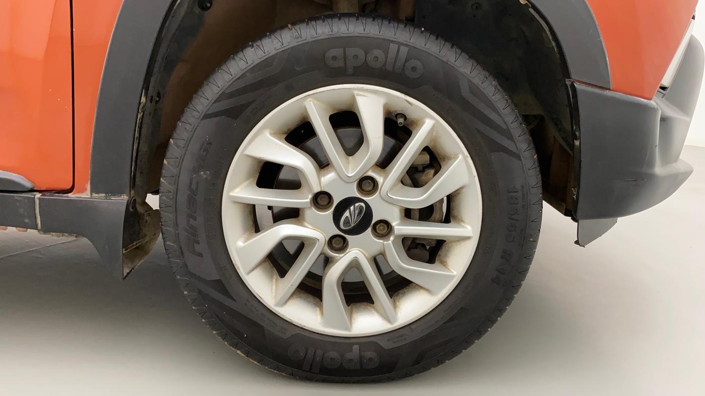 2016 Mahindra Kuv100 K8 6 STR, Petrol, Manual, 33,612 km, Right Front Wheel