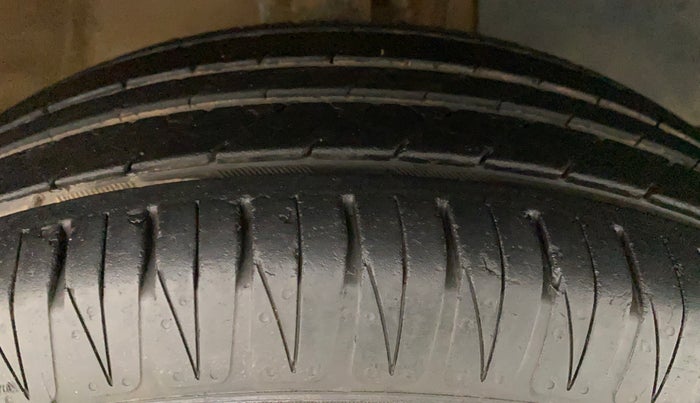 2016 Mahindra Kuv100 K8 6 STR, Petrol, Manual, 33,612 km, Right Front Tyre Tread