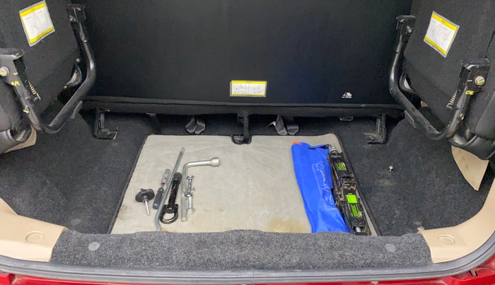 2018 Mahindra TUV300 T10, Diesel, Manual, 38,677 km, Boot Inside