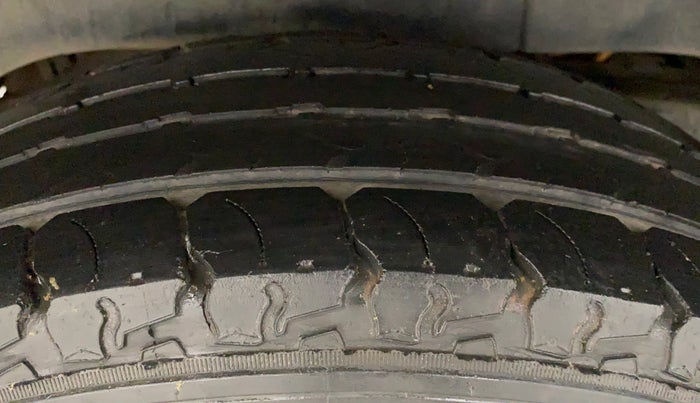 2018 Mahindra TUV300 T10, Diesel, Manual, 38,677 km, Right Rear Tyre Tread