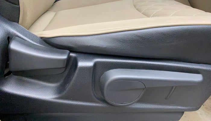 2018 Mahindra TUV300 T10, Diesel, Manual, 38,677 km, Driver Side Adjustment Panel