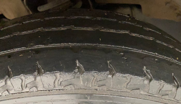 2018 Mahindra TUV300 T10, Diesel, Manual, 38,677 km, Left Front Tyre Tread