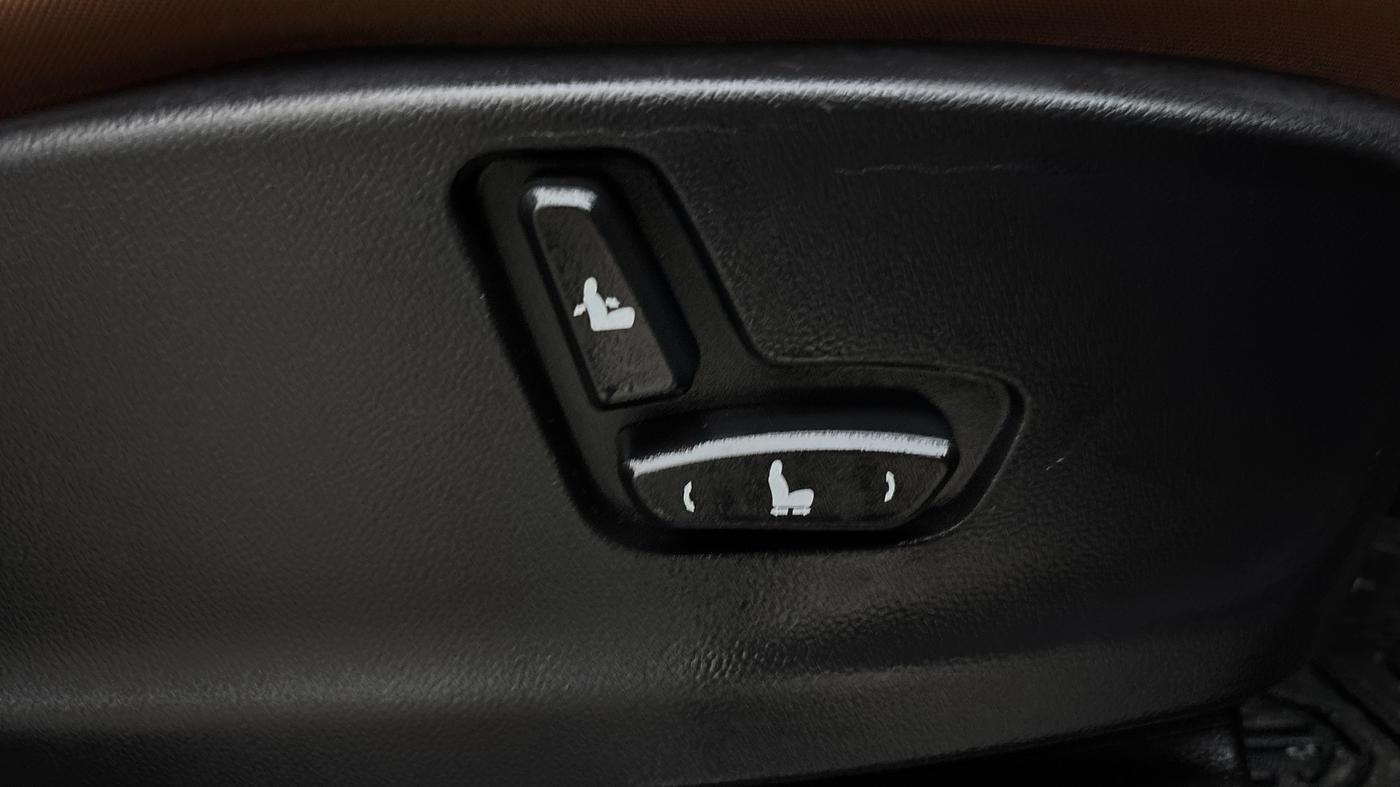 2022 MG HECTOR PLUS SHARP 1.5 PETROL TURBO CVT 6-STR, Petrol, Automatic, 39,063 km, Driver Side Adjustment Panel