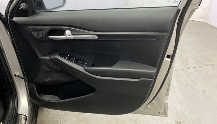 2022 KIA SELTOS HTE 1.5 DIESEL, Diesel, Manual, 1,01,799 km, Driver Side Door Panels Control