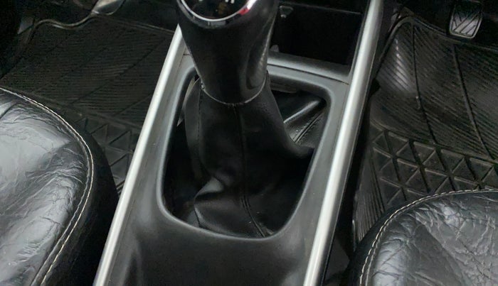 2017 Maruti Baleno DELTA PETROL 1.2, Petrol, Manual, 51,814 km, Gear lever - Boot cover slightly torn