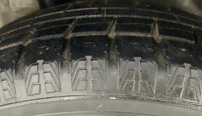 2015 Honda Brio E MT, CNG, Manual, 59,458 km, Right Rear Tyre Tread