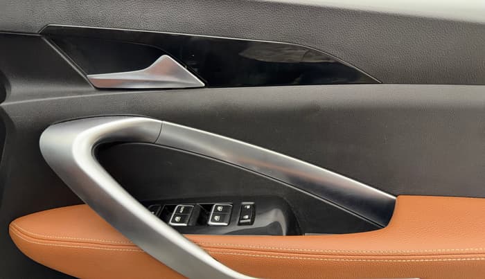 2020 MG HECTOR PLUS SHARP 1.5 PETROL TURBO DCT 6-STR, Petrol, Automatic, 41,662 km, Driver Side Door Panels Control