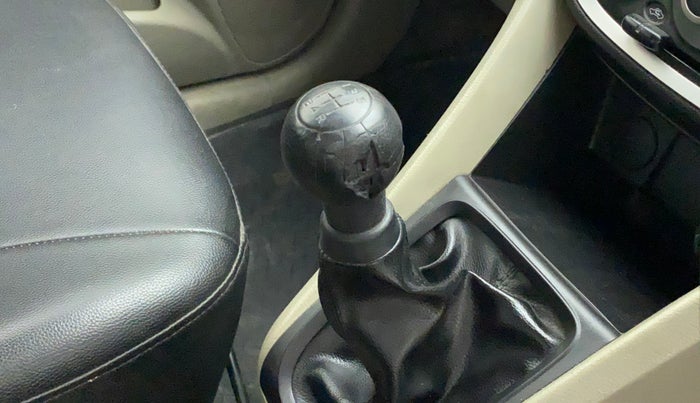 2015 Maruti Celerio VXI, Petrol, Manual, 60,841 km, Gear lever - Knob cover torn