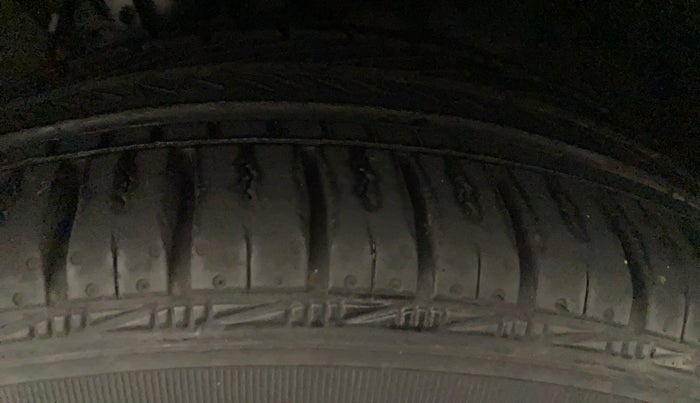 2014 Volkswagen Vento HIGHLINE 1.6 MPI, Petrol, Manual, 45,714 km, Left Front Tyre Tread