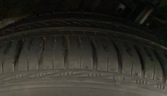2014 Volkswagen Vento HIGHLINE 1.6 MPI, Petrol, Manual, 45,714 km, Left Rear Tyre Tread