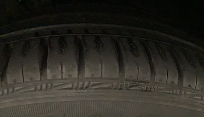 2014 Volkswagen Vento HIGHLINE 1.6 MPI, Petrol, Manual, 45,714 km, Right Front Tyre Tread