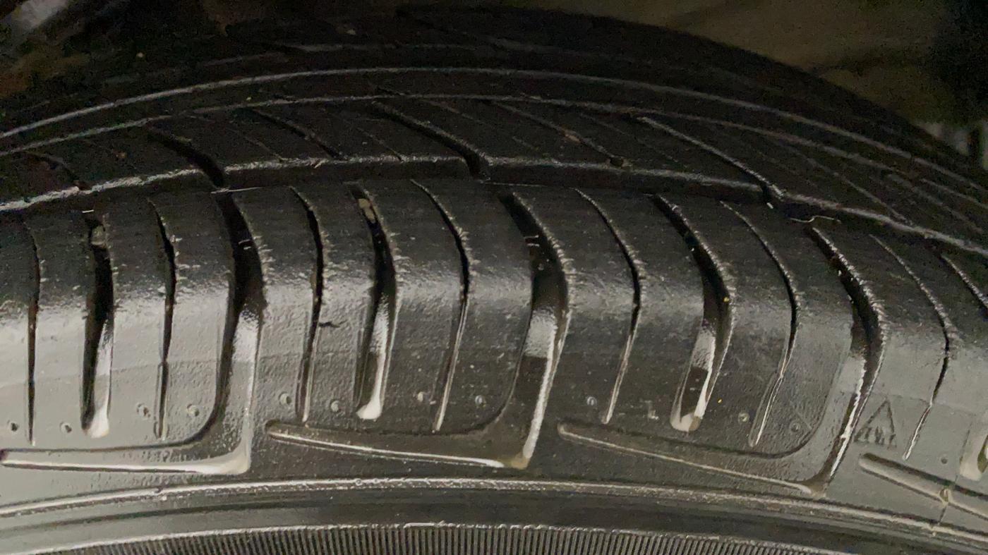 2011 Maruti Wagon R 1.0 VXI, Petrol, Manual, 18,112 km, Left Front Tyre Tread