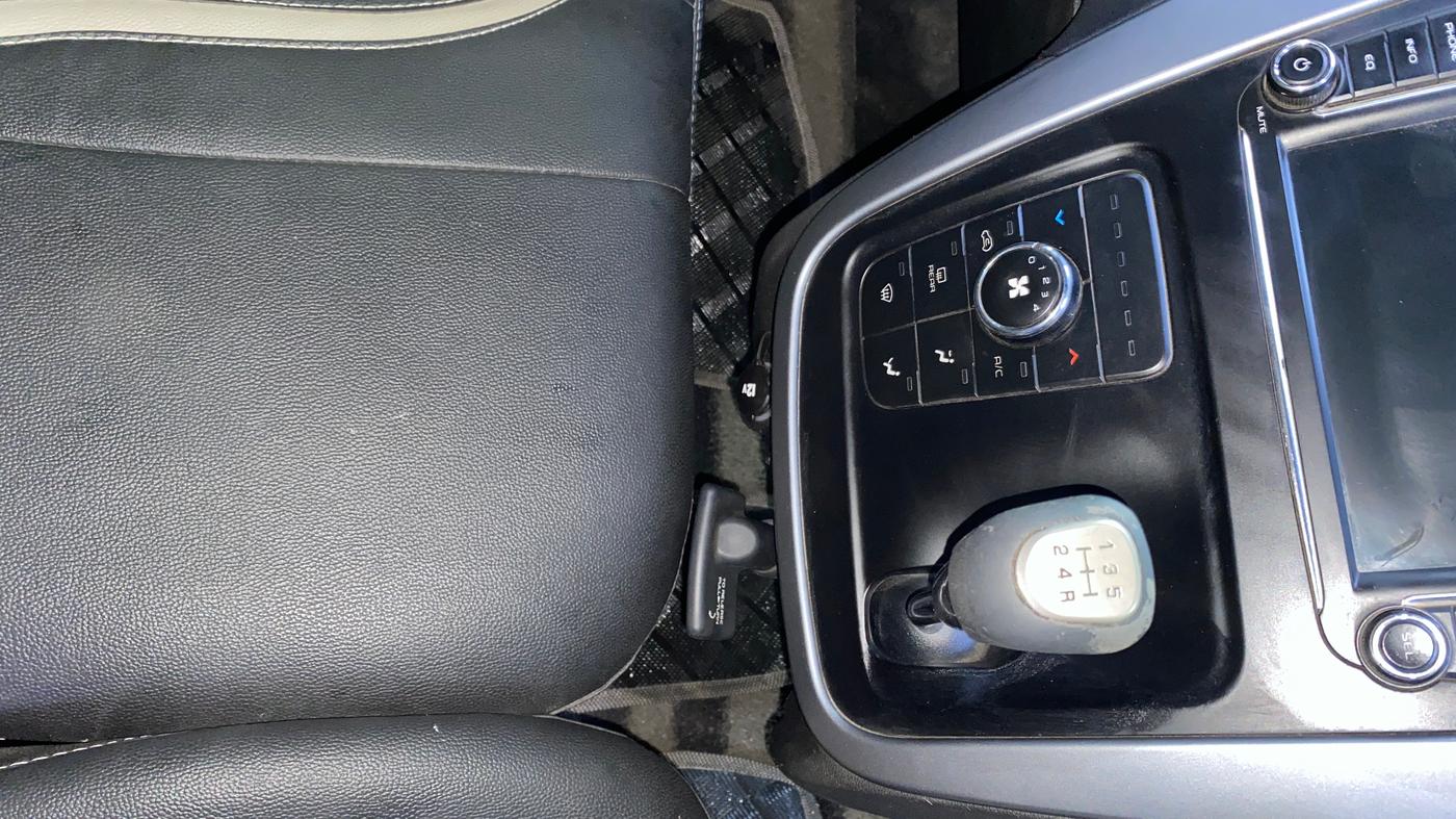 2017 Mahindra KUV 100 NXT K8 P 6 STR, Petrol, Manual, 99,858 km, Gear Lever