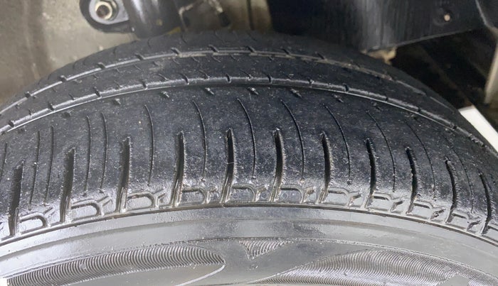 2016 Mahindra Kuv100 K6+ 6 STR, Petrol, Manual, 19,235 km, Right Front Tyre Tread