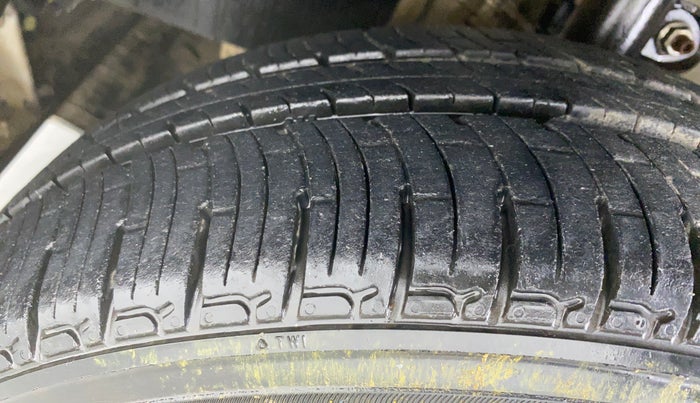 2016 Mahindra Kuv100 K6+ 6 STR, Petrol, Manual, 19,235 km, Left Front Tyre Tread