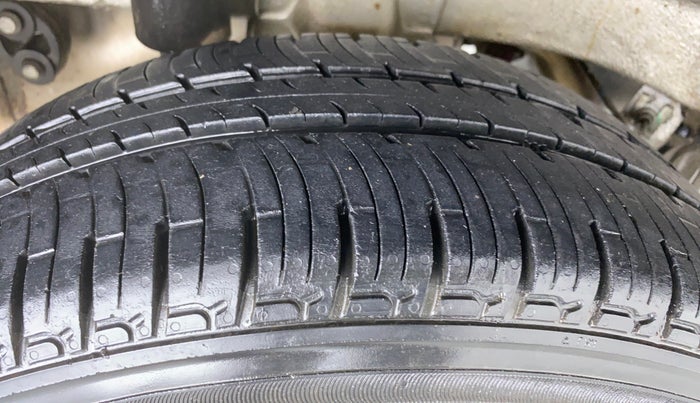 2016 Mahindra Kuv100 K6+ 6 STR, Petrol, Manual, 19,235 km, Right Rear Tyre Tread