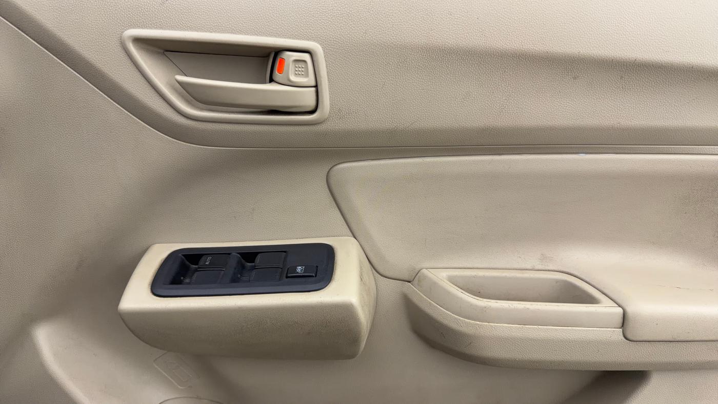 2021 Maruti Dzire LXI, CNG, Manual, 68,572 km, Driver Side Door Panels Control