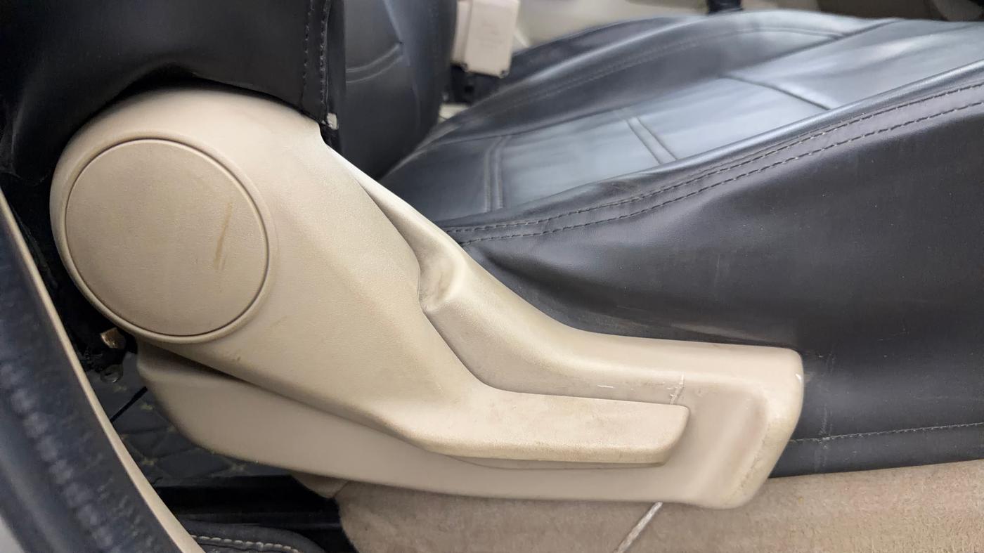 2021 Maruti Dzire LXI, CNG, Manual, 68,572 km, Driver Side Adjustment Panel
