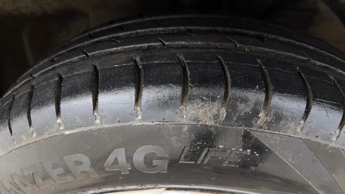 2021 Maruti Dzire LXI, CNG, Manual, 68,572 km, Right Front Tyre Tread