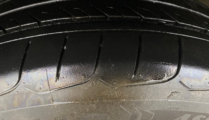 2018 Maruti Ciaz ZETA AT 1.5  SHVS PETROL, Petrol, Automatic, 71,295 km, Left Front Tyre Tread