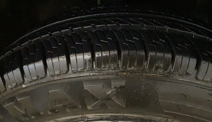 2016 Maruti Swift LXI (O), Petrol, Manual, 88,298 km, Right Front Tyre Tread