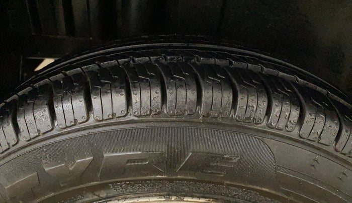 2016 Maruti Swift LXI (O), Petrol, Manual, 88,298 km, Right Rear Tyre Tread