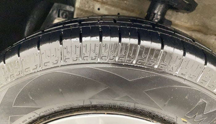 2015 Maruti Swift VXI, Petrol, Manual, 71,857 km, Left Front Tyre Tread