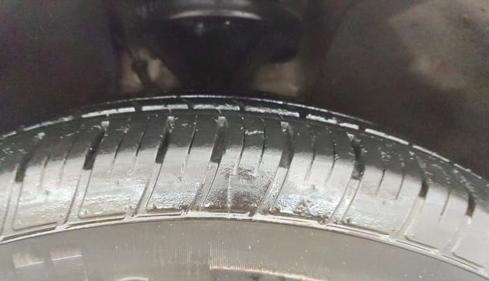 2016 Mahindra XUV500 W10, Diesel, Manual, 1,16,074 km, Right Front Tyre Tread