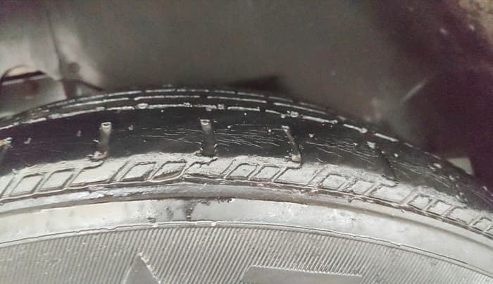 2016 Mahindra XUV500 W10, Diesel, Manual, 1,16,074 km, Right Rear Tyre Tread