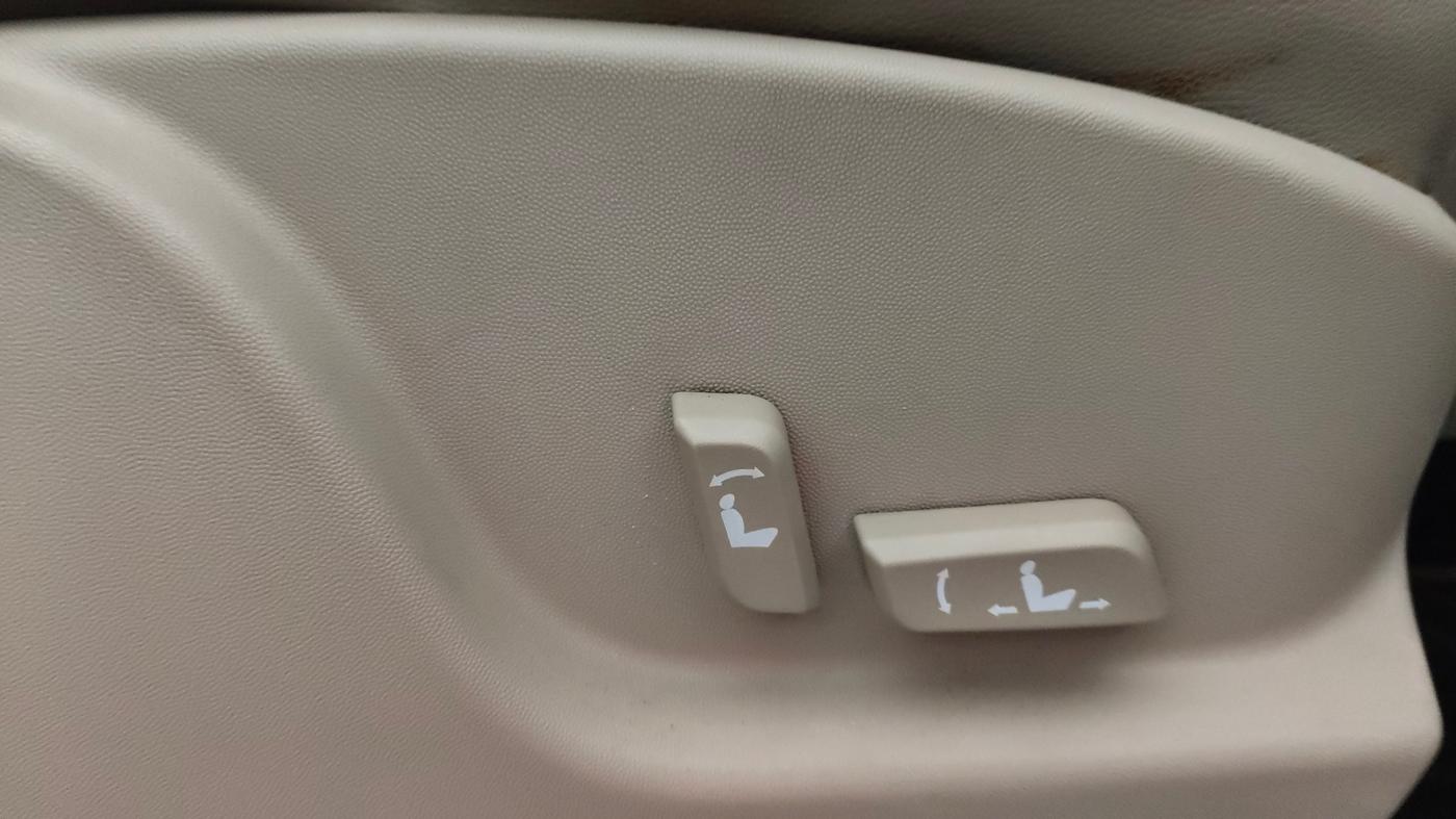 2016 Mahindra XUV500 W10, Diesel, Manual, 1,15,976 km, Driver Side Adjustment Panel