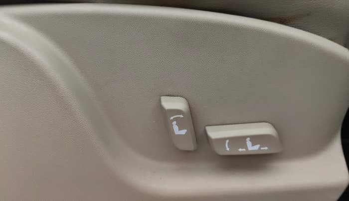2016 Mahindra XUV500 W10, Diesel, Manual, 1,16,074 km, Driver Side Adjustment Panel