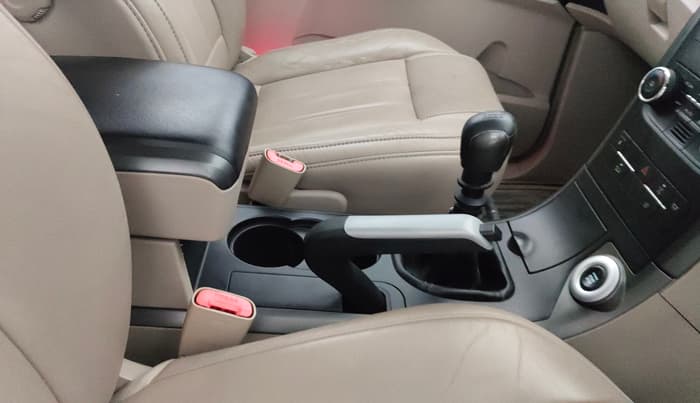 2016 Mahindra XUV500 W10, Diesel, Manual, 1,16,074 km, Gear Lever