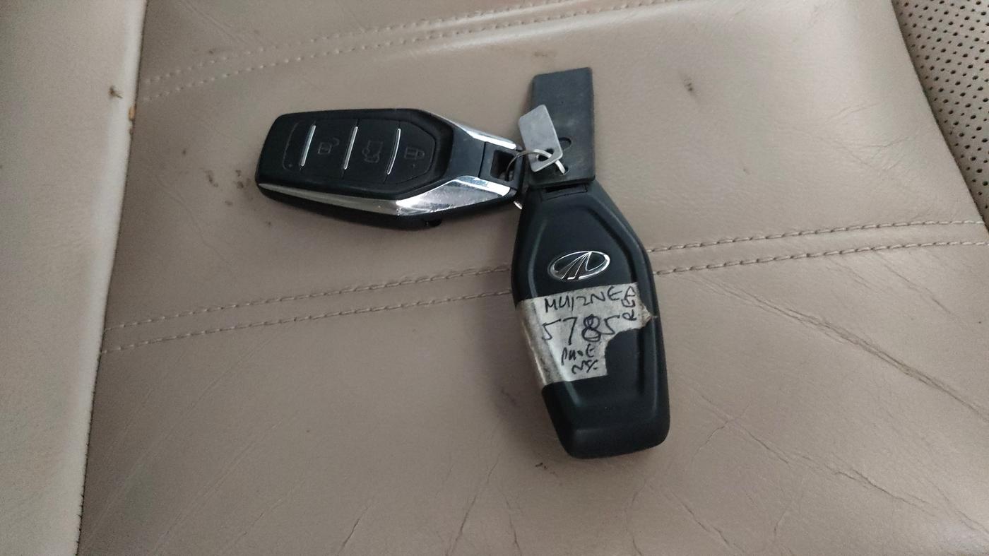 2016 Mahindra XUV500 W10, Diesel, Manual, 1,15,976 km, Key Close Up
