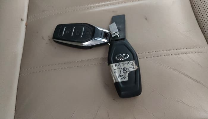 2016 Mahindra XUV500 W10, Diesel, Manual, 1,16,074 km, Key Close Up