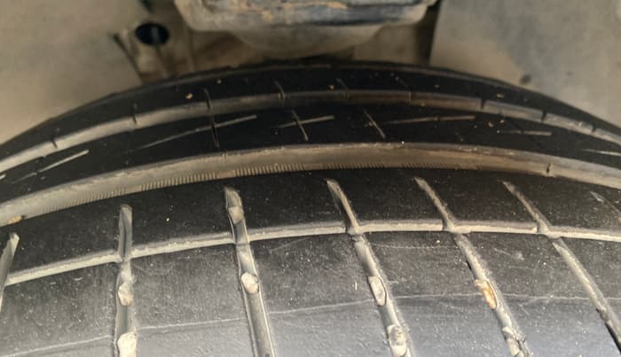 2018 Volkswagen TIGUAN HIGHLINE TDI AT, Diesel, Automatic, 1,43,834 km, Right Front Tyre Tread